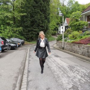 Toi qui découvres ton entrejambe sous la table Lucie - rencontre-Cougar-Grenoble